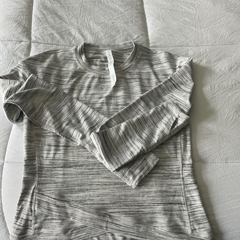 Size S lululemon long sleeved shirt.